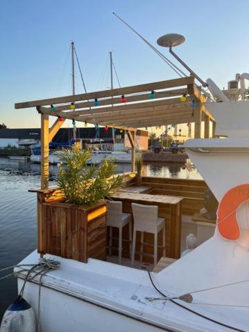 Exceptionnel Bateau Maison Reine Mathilde Уистреам Екстериор снимка